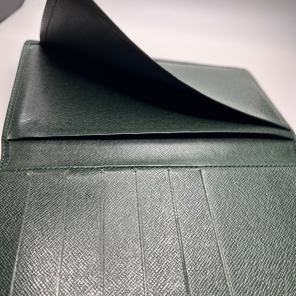 Louis Vuitton Green Taiga Leather Long Wallet/Card Holder - Preowned - Picture 11 of 16